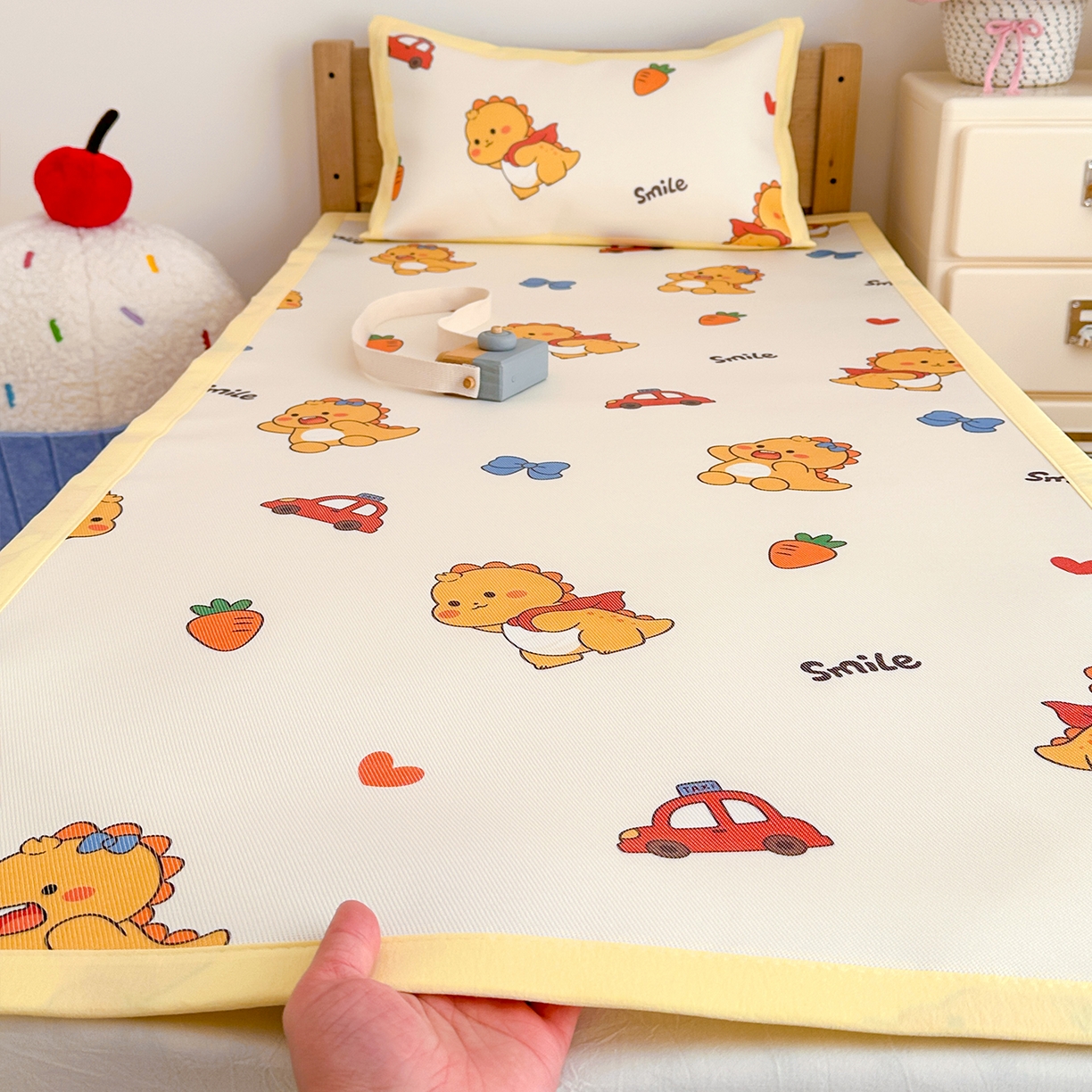 91家纺网 家纺一手货源 找家纺 嗨生活 2026新款600D冰丝凉席儿童婴儿床凉席幼儿园凉席拼床凉席席子 可爱奶龙