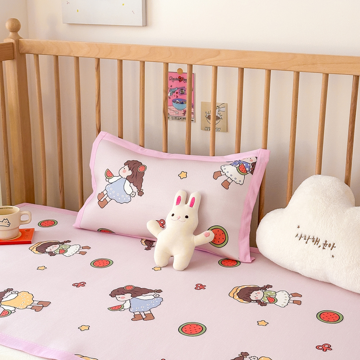 91家纺网 家纺一手货源 找家纺 嗨生活 2026新款600D冰丝凉席儿童婴儿床凉席幼儿园凉席拼床凉席席子 西瓜女孩