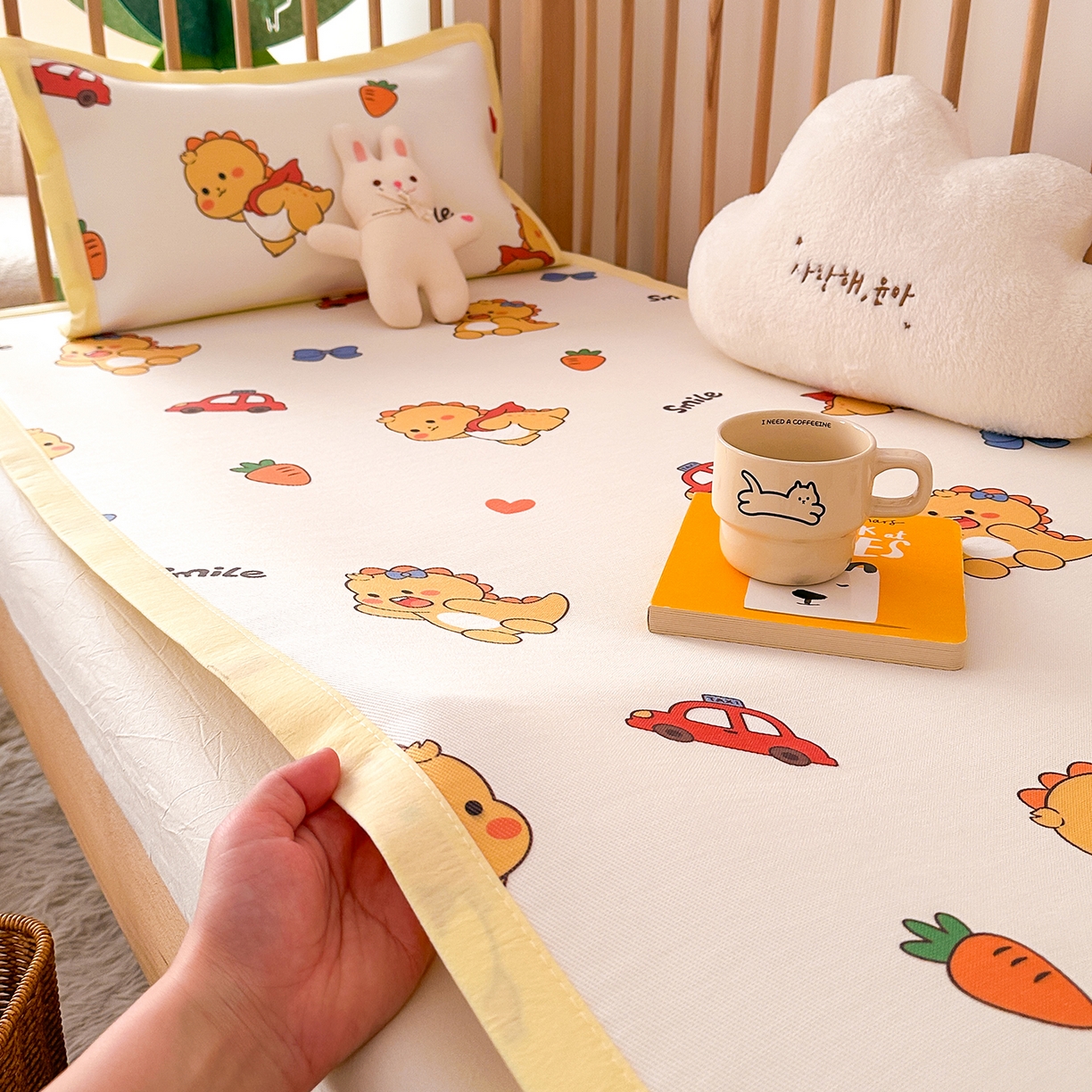 91家纺网 家纺一手货源 找家纺 嗨生活 2026新款600D冰丝凉席儿童婴儿床凉席幼儿园凉席拼床凉席席子 可爱奶龙