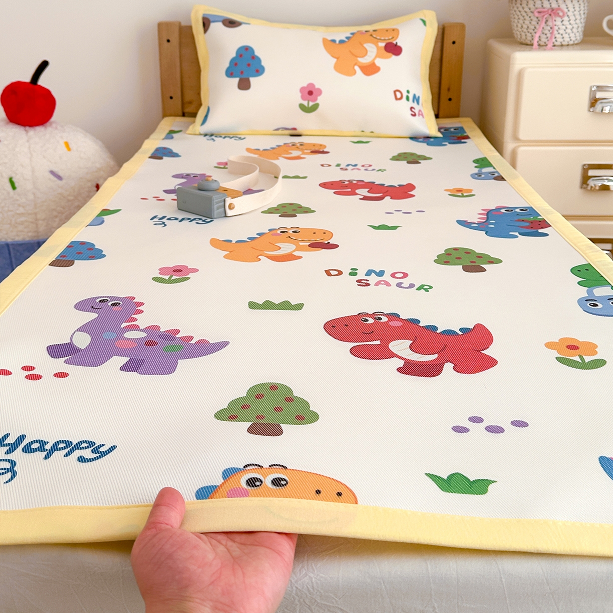 91家纺网 家纺一手货源 找家纺 嗨生活 2026新款600D冰丝凉席儿童婴儿床凉席幼儿园凉席拼床凉席席子 恐龙世界