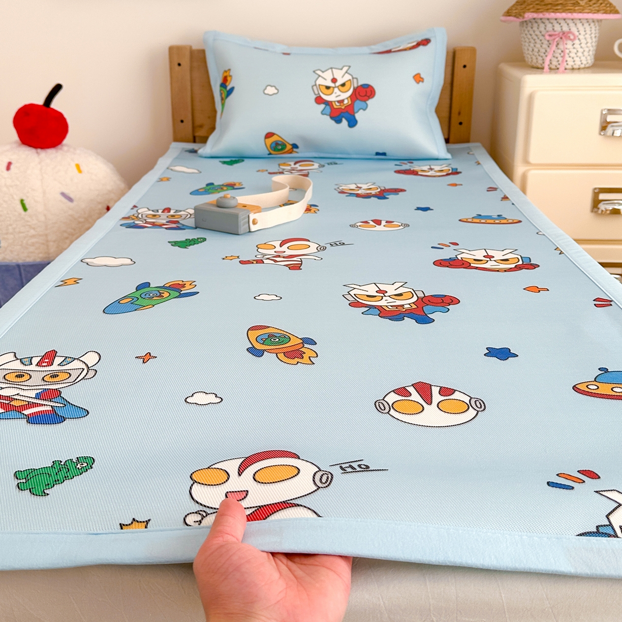 91家纺网 家纺一手货源 找家纺 嗨生活 2026新款600D冰丝凉席儿童婴儿床凉席幼儿园凉席拼床凉席席子 宇宙超人