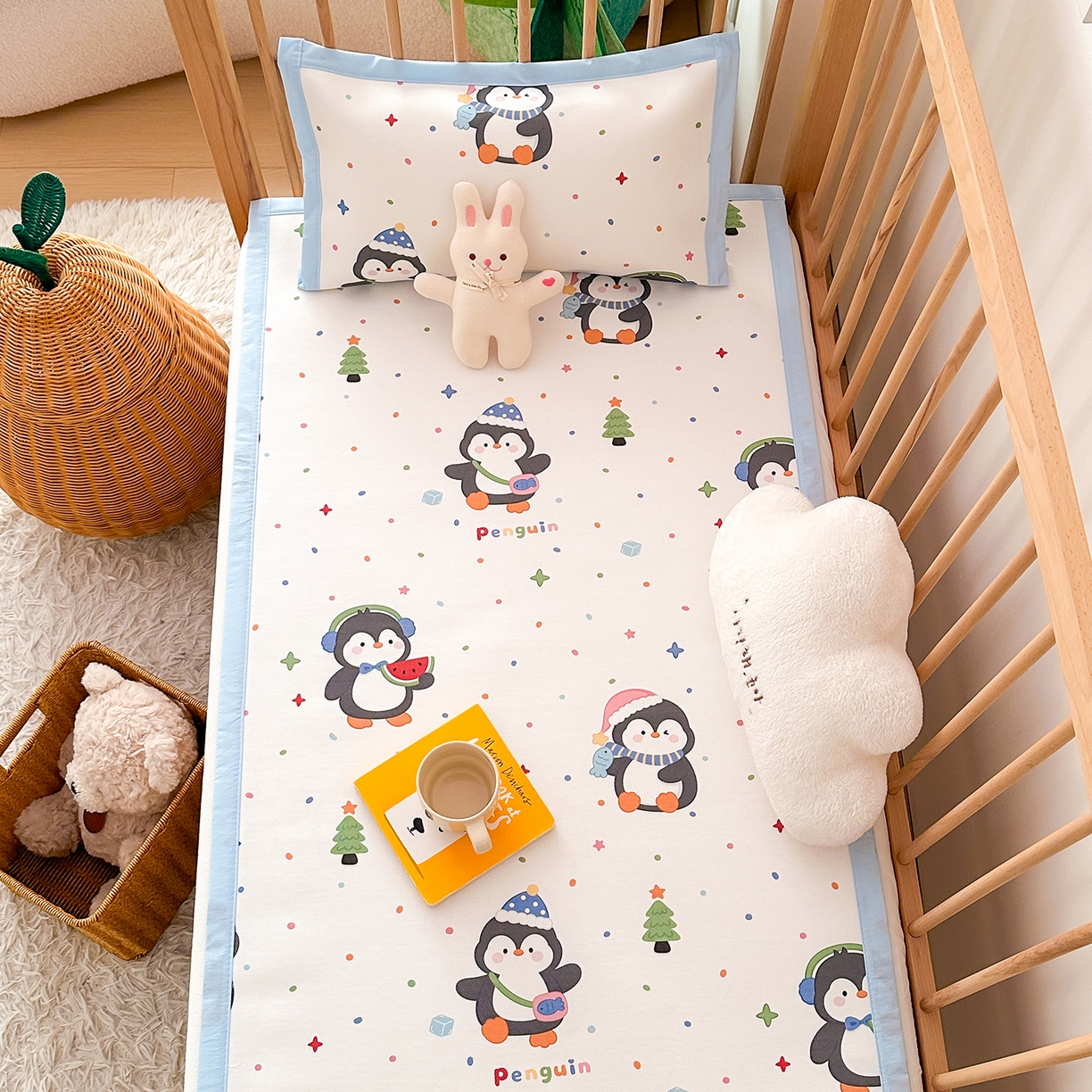 91家纺网 家纺一手货源 找家纺 嗨生活 2026新款600D冰丝凉席儿童婴儿床凉席幼儿园凉席拼床凉席席子 波点企鹅