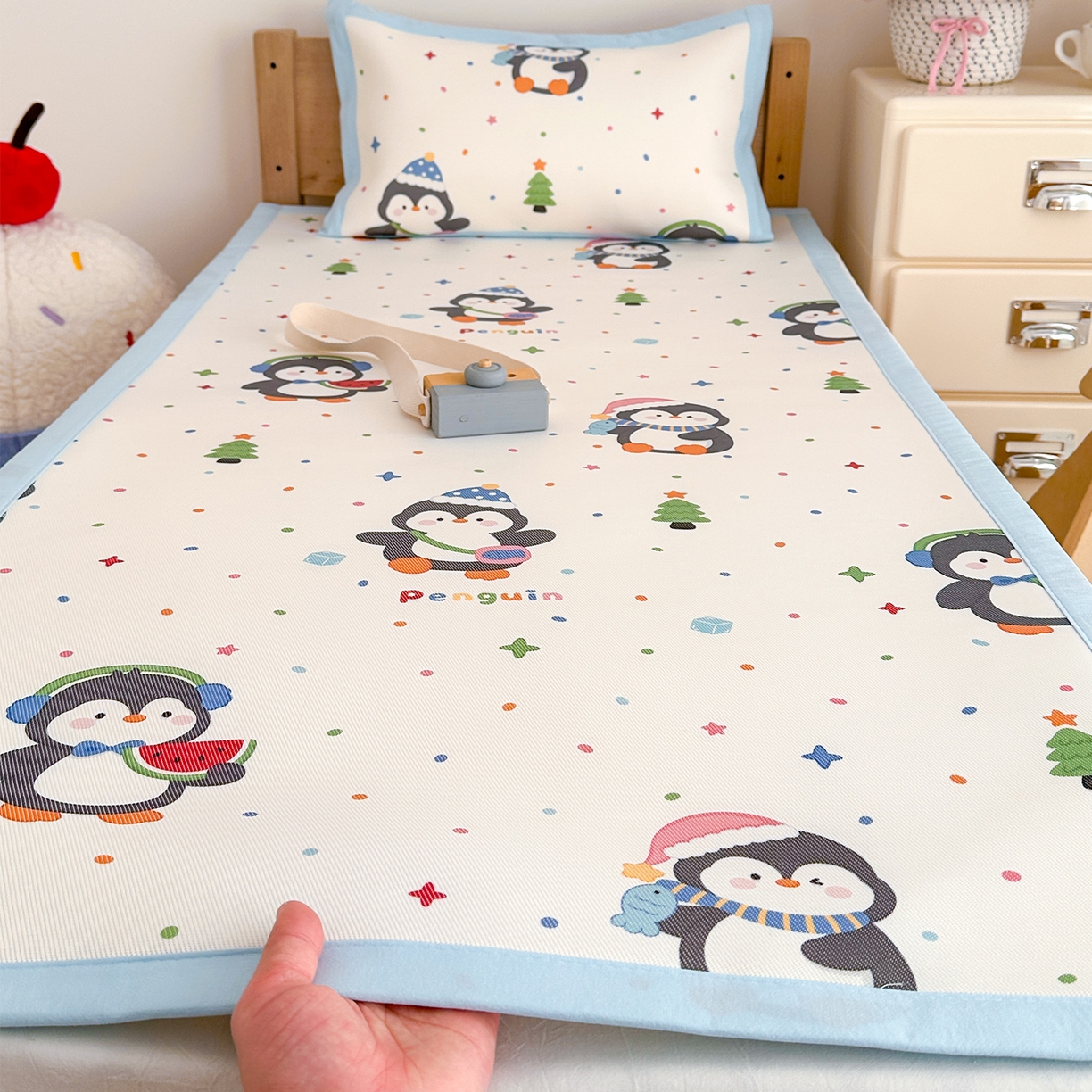 91家纺网 家纺一手货源 找家纺 嗨生活 2026新款600D冰丝凉席儿童婴儿床凉席幼儿园凉席拼床凉席席子 波点企鹅