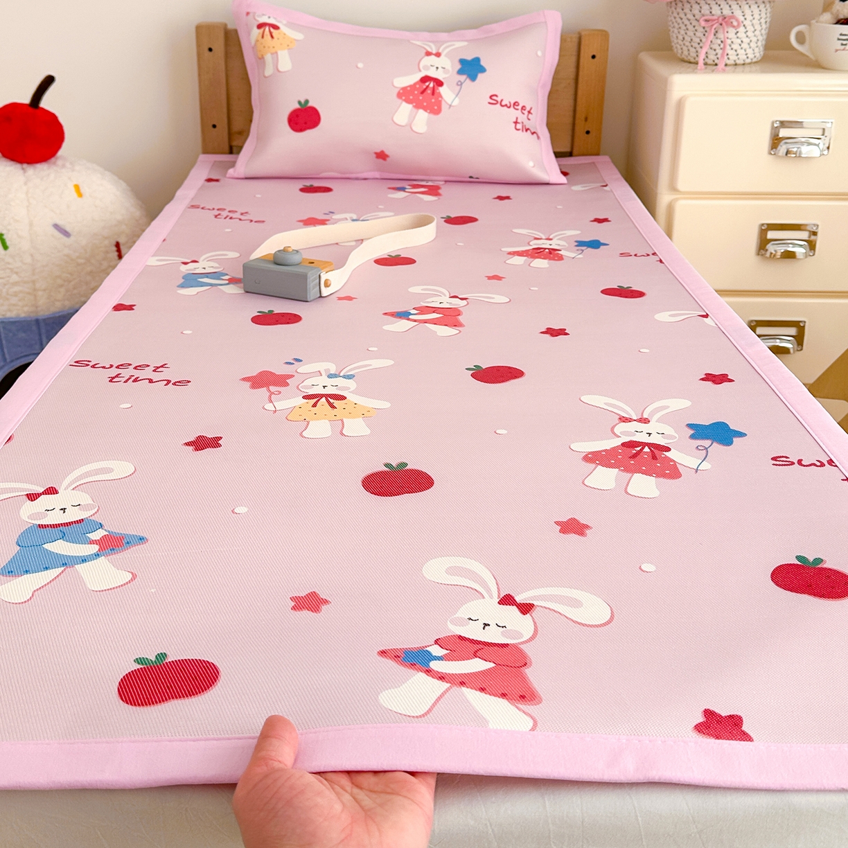 91家纺网 家纺一手货源 找家纺 嗨生活 2026新款600D冰丝凉席儿童婴儿床凉席幼儿园凉席拼床凉席席子 粉红小兔