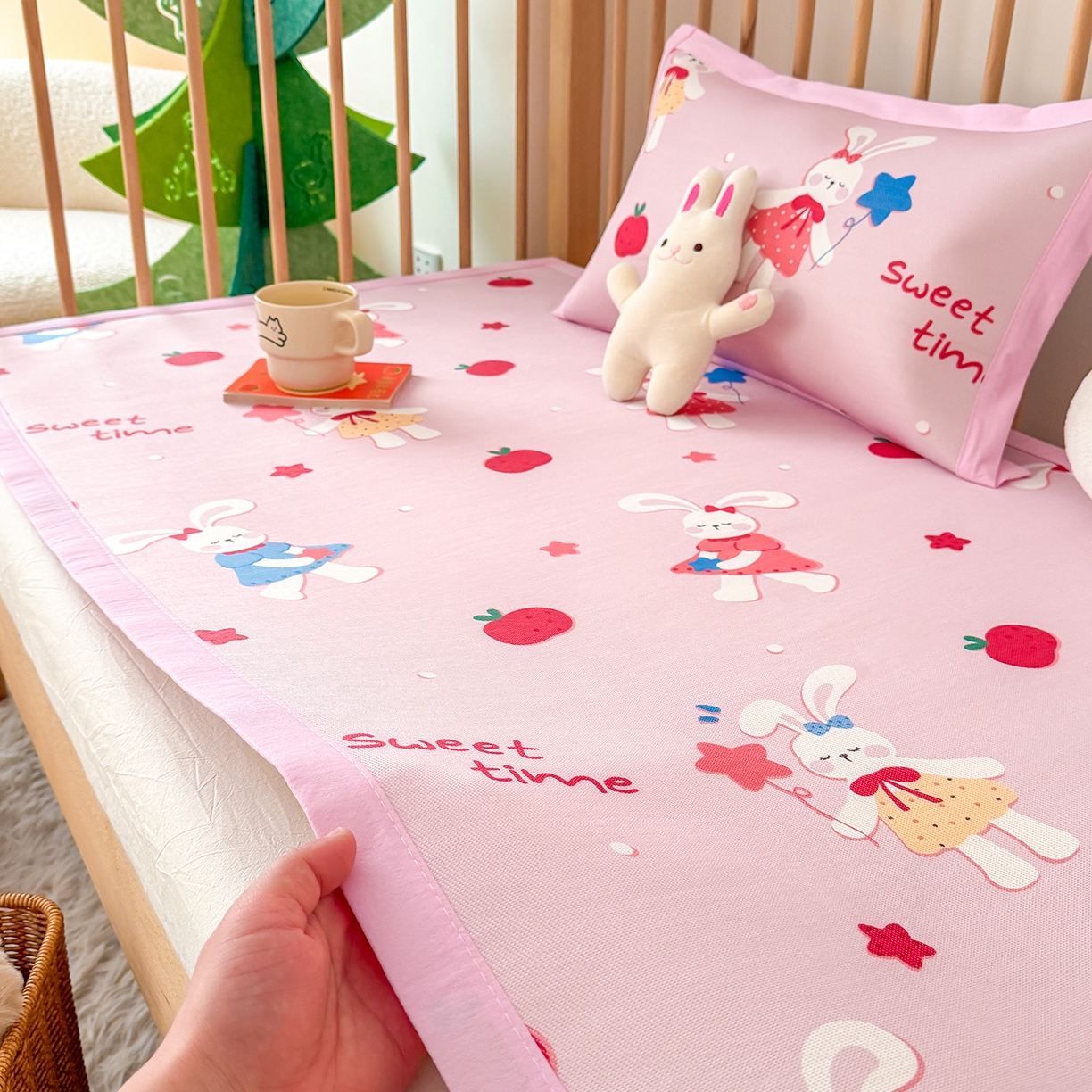 91家纺网 家纺一手货源 找家纺 嗨生活 2026新款600D冰丝凉席儿童婴儿床凉席幼儿园凉席拼床凉席席子 粉红小兔