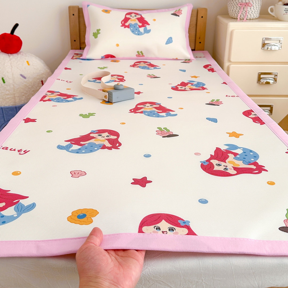 91家纺网 家纺一手货源 找家纺 嗨生活 2026新款600D冰丝凉席儿童婴儿床凉席幼儿园凉席拼床凉席席子 可爱美人鱼