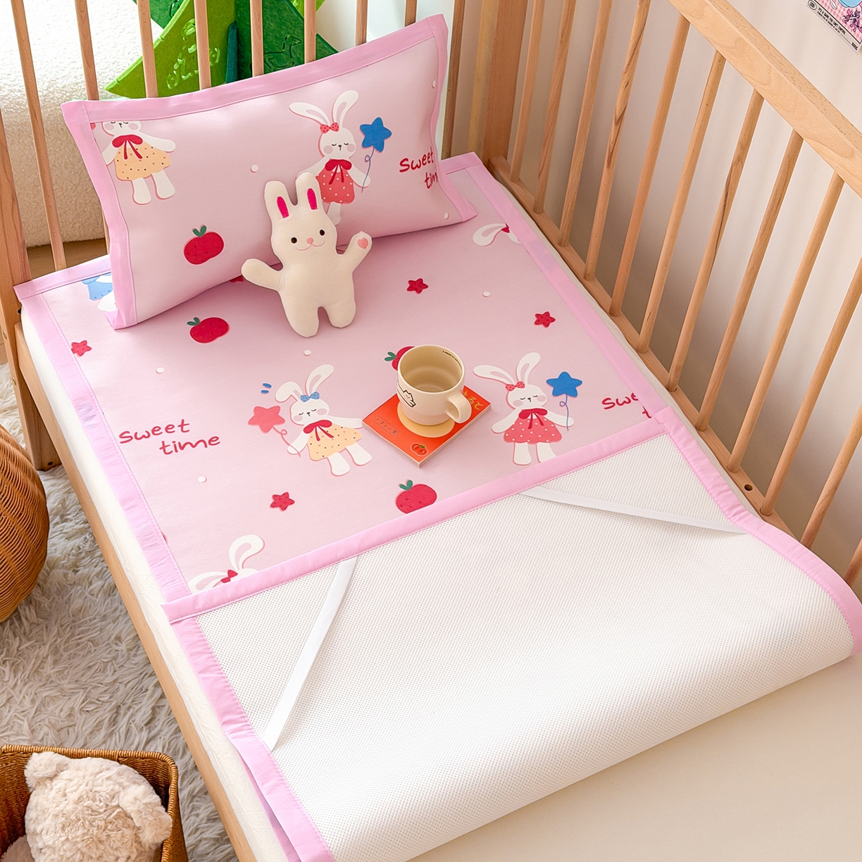 91家纺网 家纺一手货源 找家纺 嗨生活 2026新款600D冰丝凉席儿童婴儿床凉席幼儿园凉席拼床凉席席子 粉红小兔