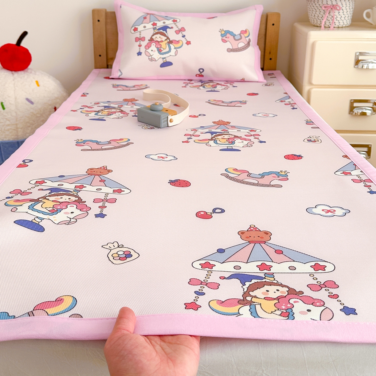 91家纺网 家纺一手货源 找家纺 嗨生活 2026新款600D冰丝凉席儿童婴儿床凉席幼儿园凉席拼床凉席席子 公主女孩