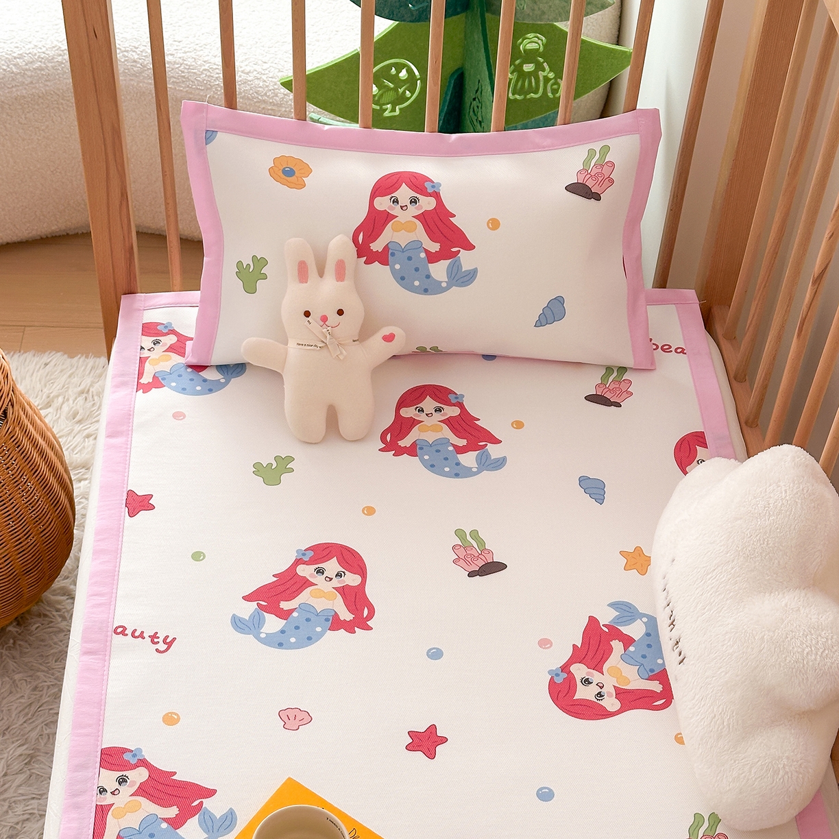 91家纺网 家纺一手货源 找家纺 嗨生活 2026新款600D冰丝凉席儿童婴儿床凉席幼儿园凉席拼床凉席席子 可爱美人鱼