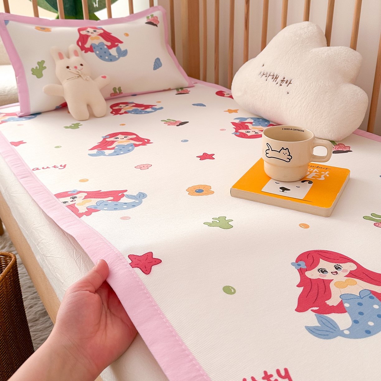 91家纺网 家纺一手货源 找家纺 嗨生活 2026新款600D冰丝凉席儿童婴儿床凉席幼儿园凉席拼床凉席席子 可爱美人鱼