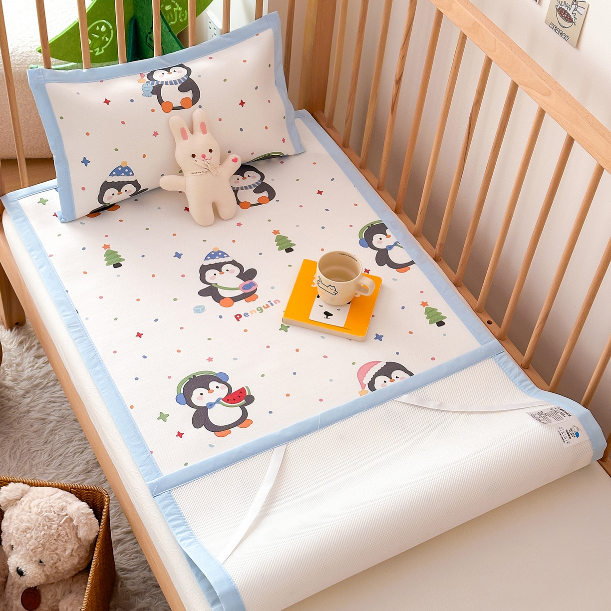 91家纺网 家纺一手货源 找家纺 嗨生活 2026新款600D冰丝凉席儿童婴儿床凉席幼儿园凉席拼床凉席席子 波点企鹅