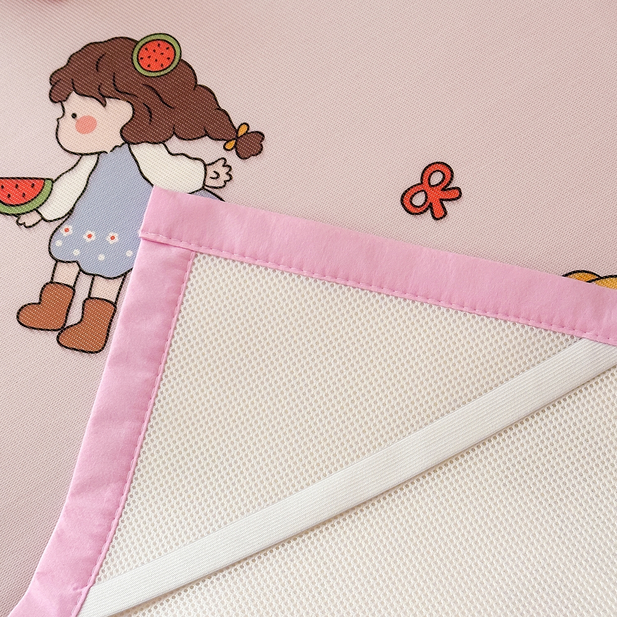 91家纺网 家纺一手货源 找家纺 嗨生活 2026新款600D冰丝凉席儿童婴儿床凉席幼儿园凉席拼床凉席席子 西瓜女孩