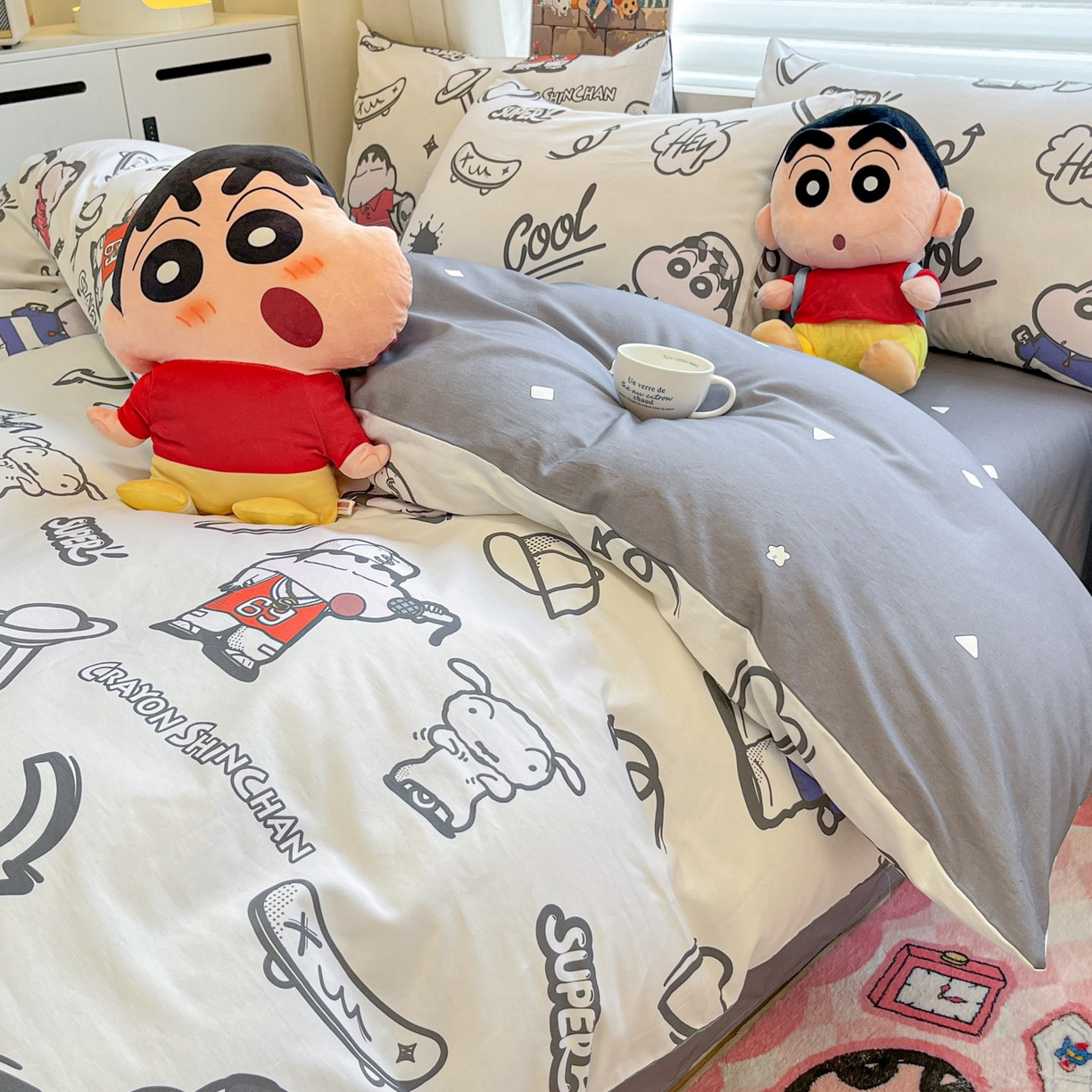 91家纺网 家纺一手货源 找家纺 暮思家居 2026春夏新款正版授权蜡笔小新全棉纯棉四件套系列 音乐小新