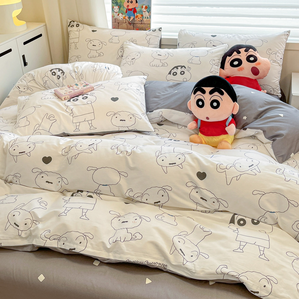 91家纺网 家纺一手货源 找家纺 暮思家居 2026春夏新款正版授权蜡笔小新全棉纯棉四件套系列 黑白小新