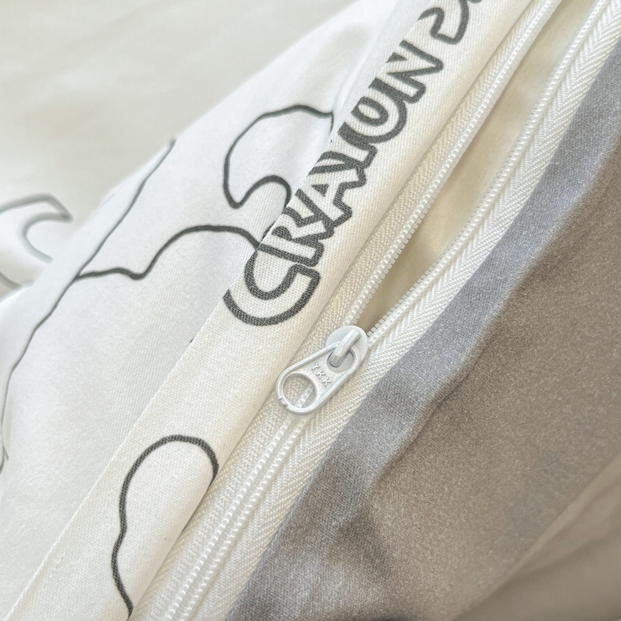 91家纺网 家纺一手货源 找家纺 暮思家居 2026春夏新款正版授权蜡笔小新全棉纯棉四件套系列 黑白小新