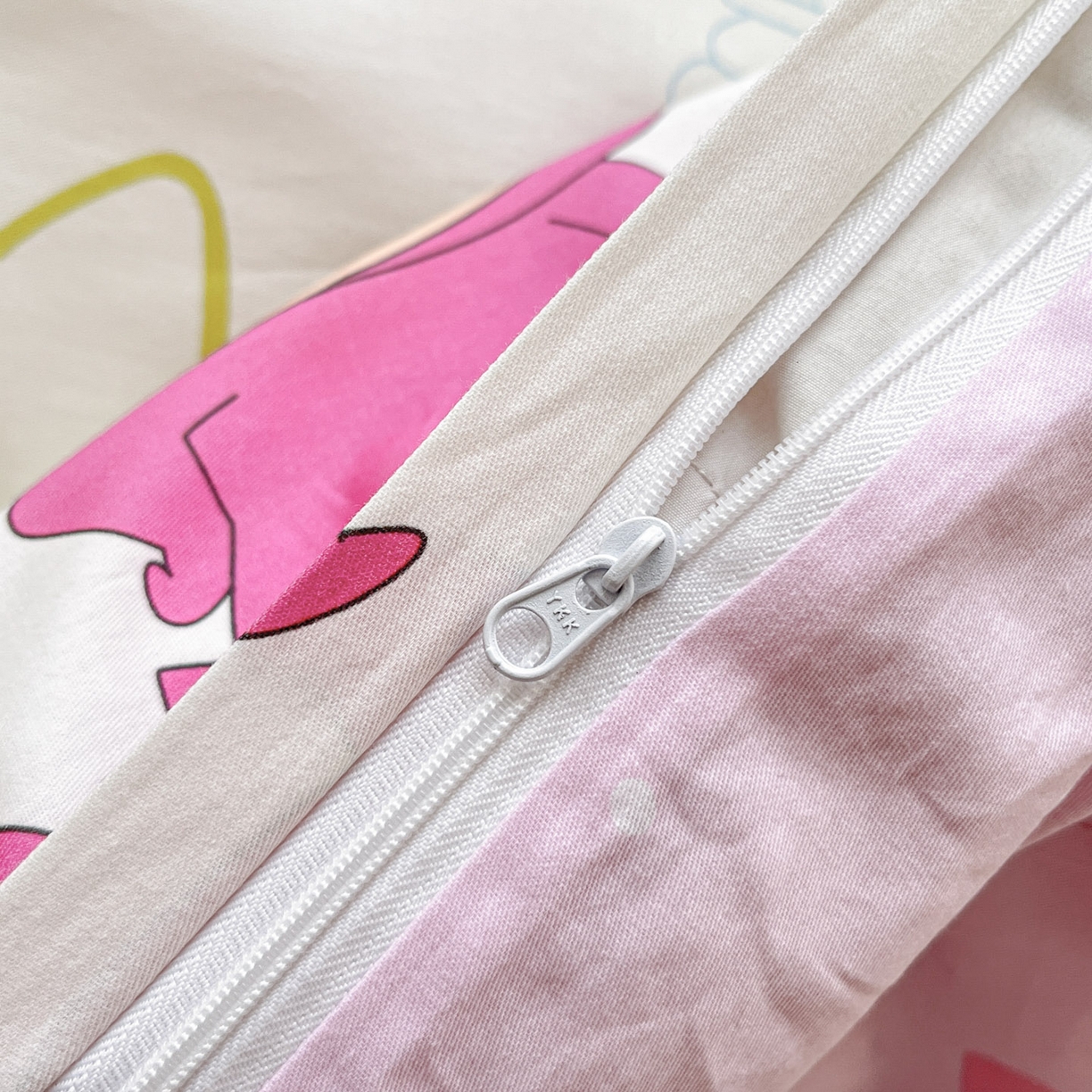 91家纺网 家纺一手货源 找家纺 暮思家居 2026春夏新款正版授权蜡笔小新全棉纯棉四件套系列 百变小新