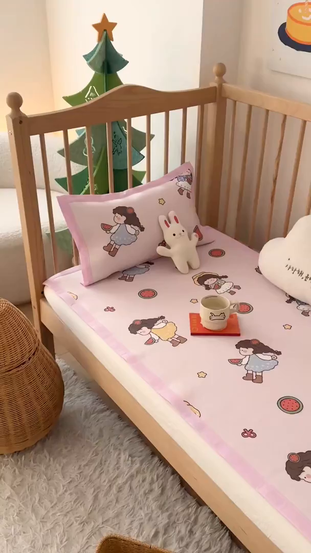 91家纺网 家纺一手货源 找家纺 嗨生活 2026新款600D冰丝凉席儿童婴儿床凉席幼儿园凉席拼床凉席席子 西瓜女孩