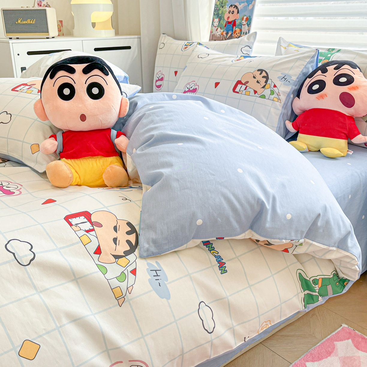 91家纺网 家纺一手货源 找家纺 暮思家居 2026春夏新款正版授权蜡笔小新全棉纯棉四件套系列 休闲小新