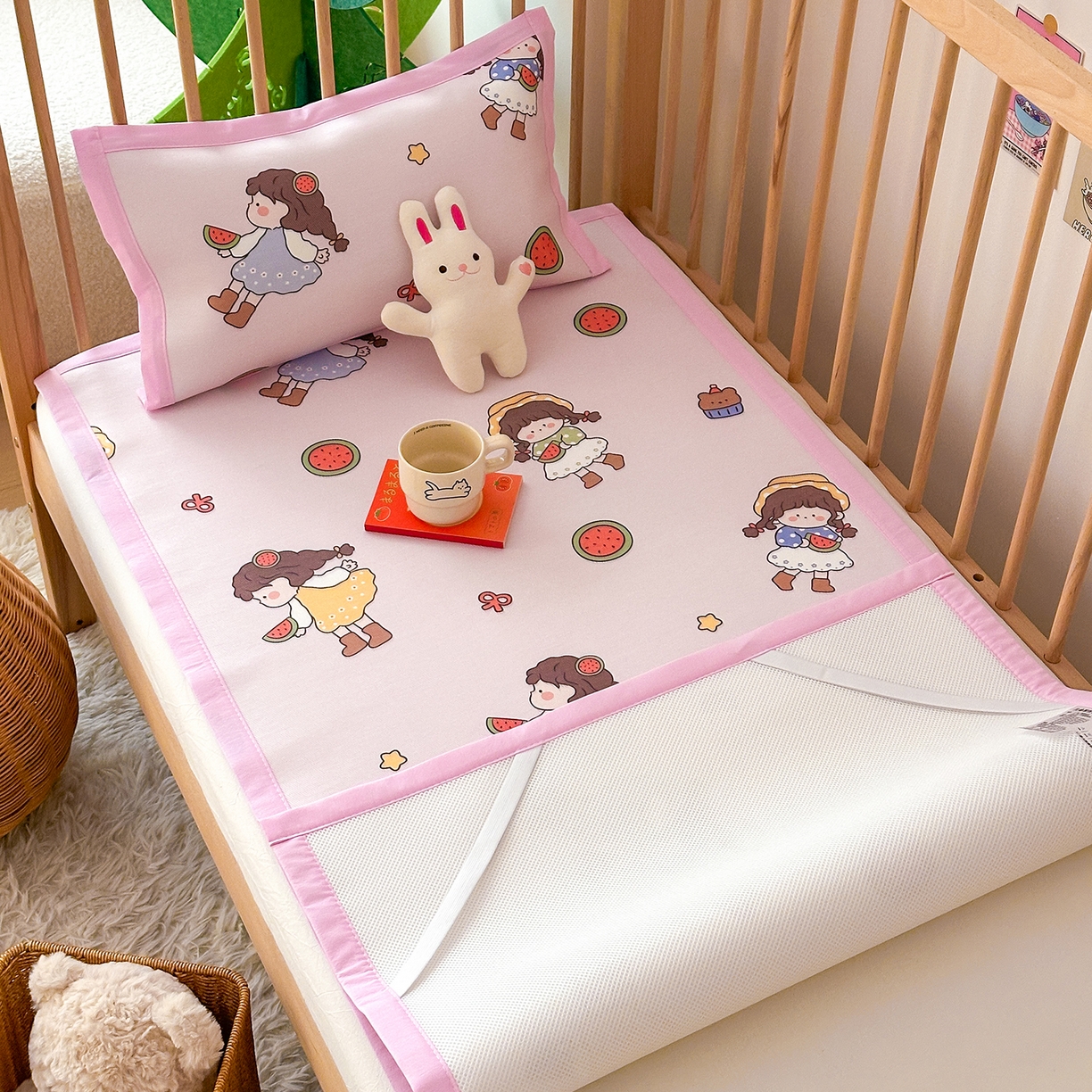 91家纺网 家纺一手货源 找家纺 嗨生活 2026新款600D冰丝凉席儿童婴儿床凉席幼儿园凉席拼床凉席席子 西瓜女孩