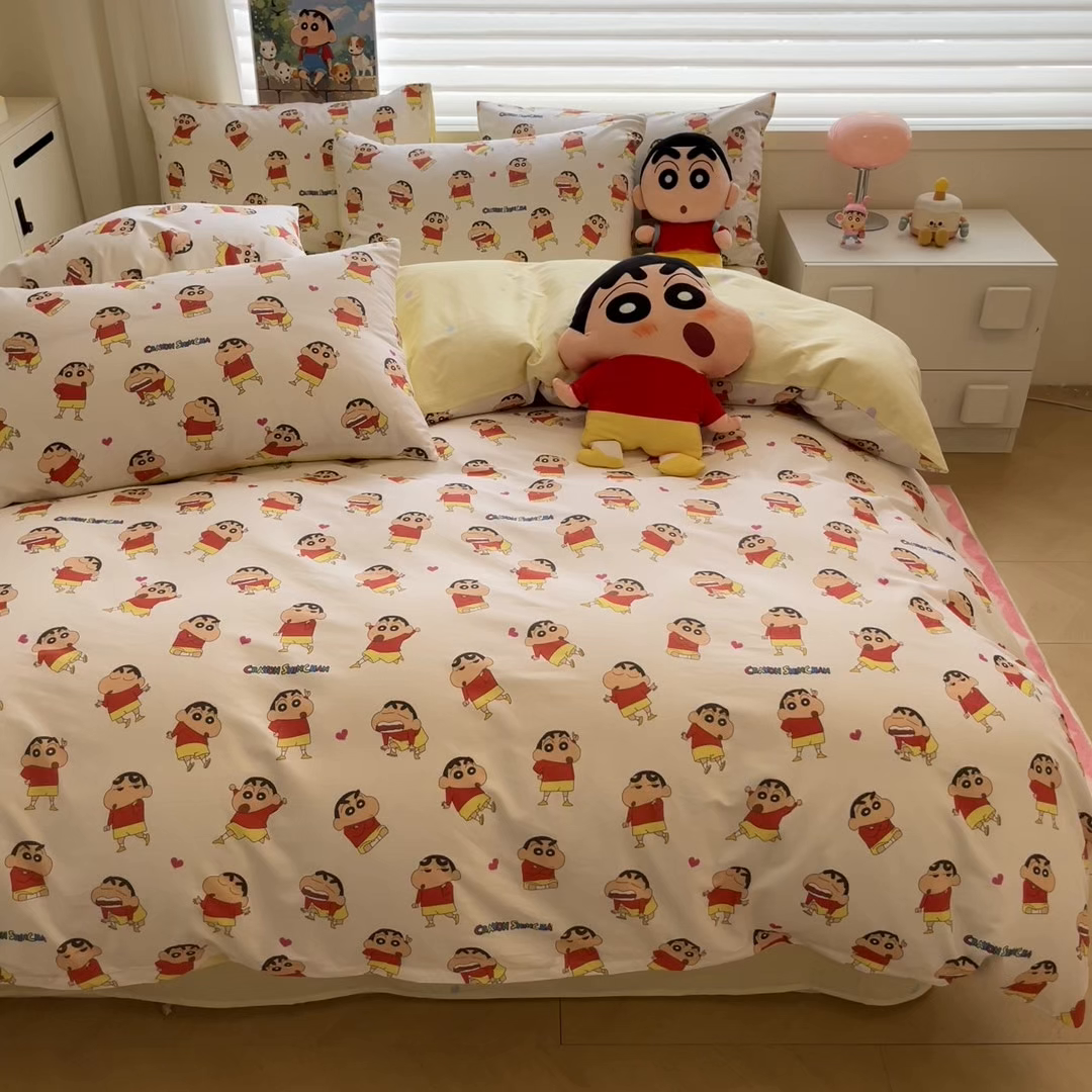 91家纺网 家纺一手货源 找家纺 暮思家居 2026春夏新款正版授权蜡笔小新全棉纯棉四件套系列 搞怪小新