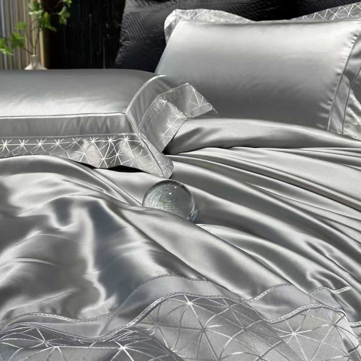 91家纺网 家纺一手货源 找家纺 edra 2026新款真丝天丝轻奢软浮雕床盖款四件套-真丝浮雕 真丝浮雕-银灰