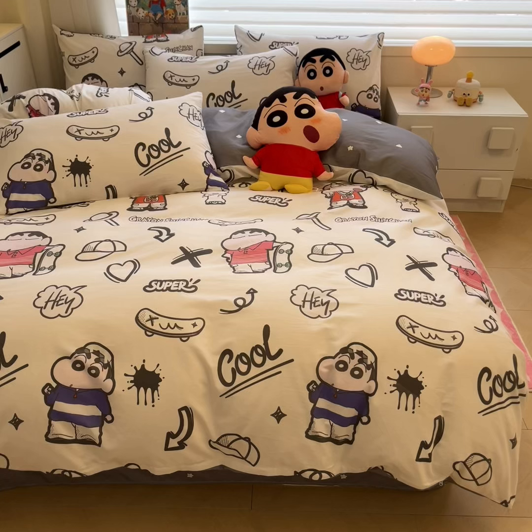 91家纺网 家纺一手货源 找家纺 暮思家居 2026春夏新款正版授权蜡笔小新全棉纯棉四件套系列 音乐小新