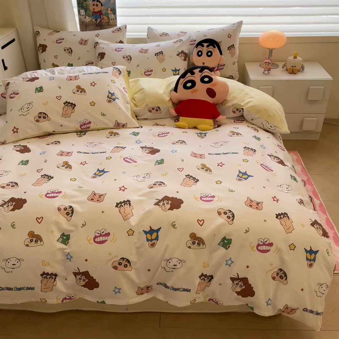 91家纺网 家纺一手货源 找家纺 暮思家居 2026春夏新款正版授权蜡笔小新全棉纯棉四件套系列 幸运小新