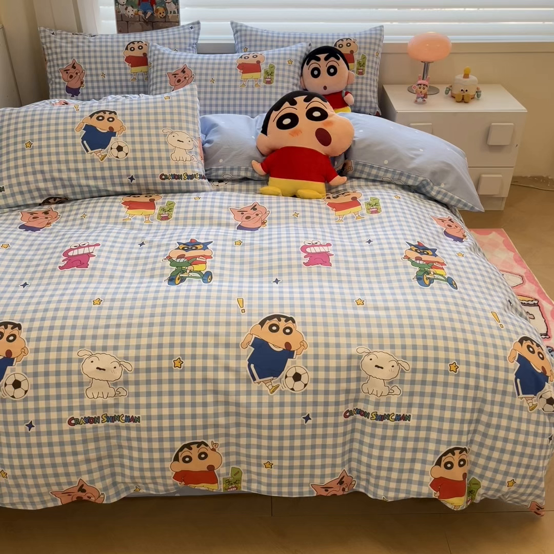 91家纺网 家纺一手货源 找家纺 暮思家居 2026春夏新款正版授权蜡笔小新全棉纯棉四件套系列 蓝格小新