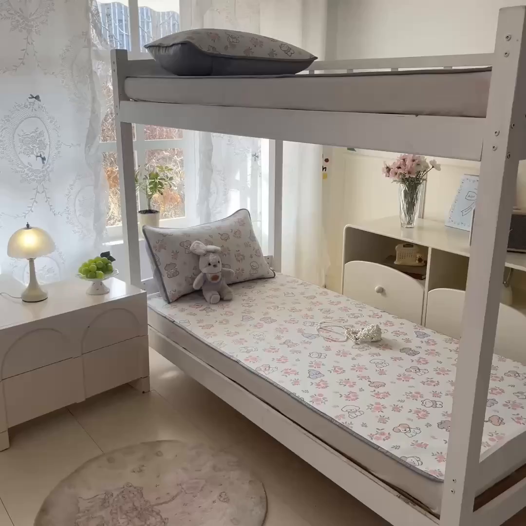 91家纺网 家纺一手货源 找家纺 川悦生活 2026新款凉感冰丝席小阪凉感冰丝数码印花席学生床 席花都小狗