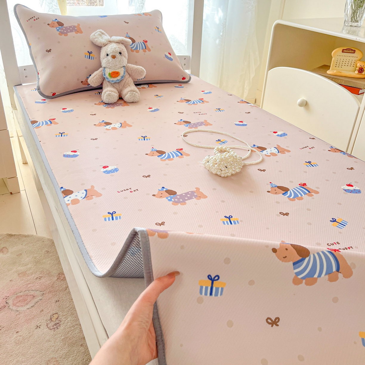 91家纺网 家纺一手货源 找家纺 川悦生活 2026新款凉感冰丝席小阪凉感冰丝数码印花席学生床 席可乐腊肠