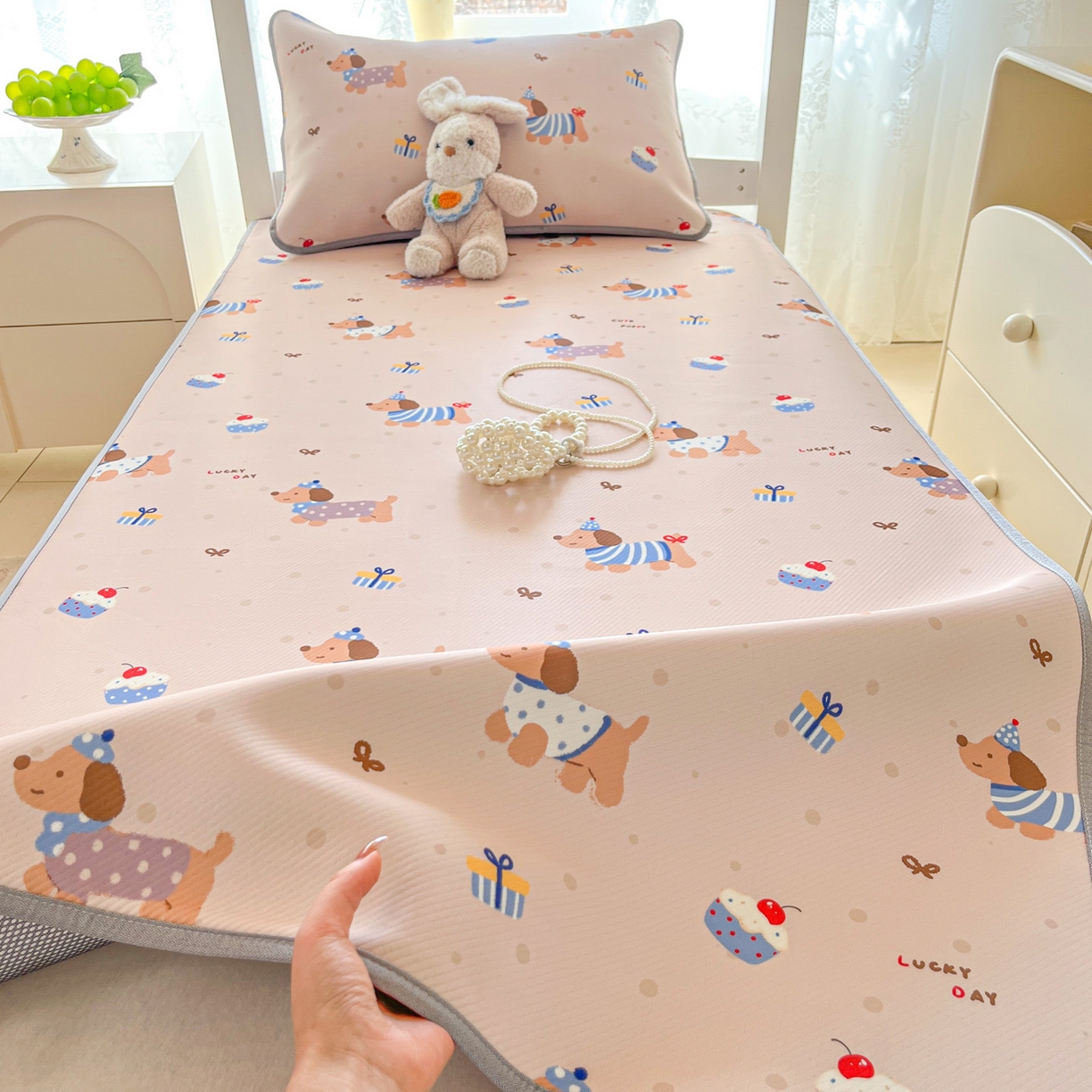 91家纺网 家纺一手货源 找家纺 川悦生活 2026新款凉感冰丝席小阪凉感冰丝数码印花席学生床 席可乐腊肠