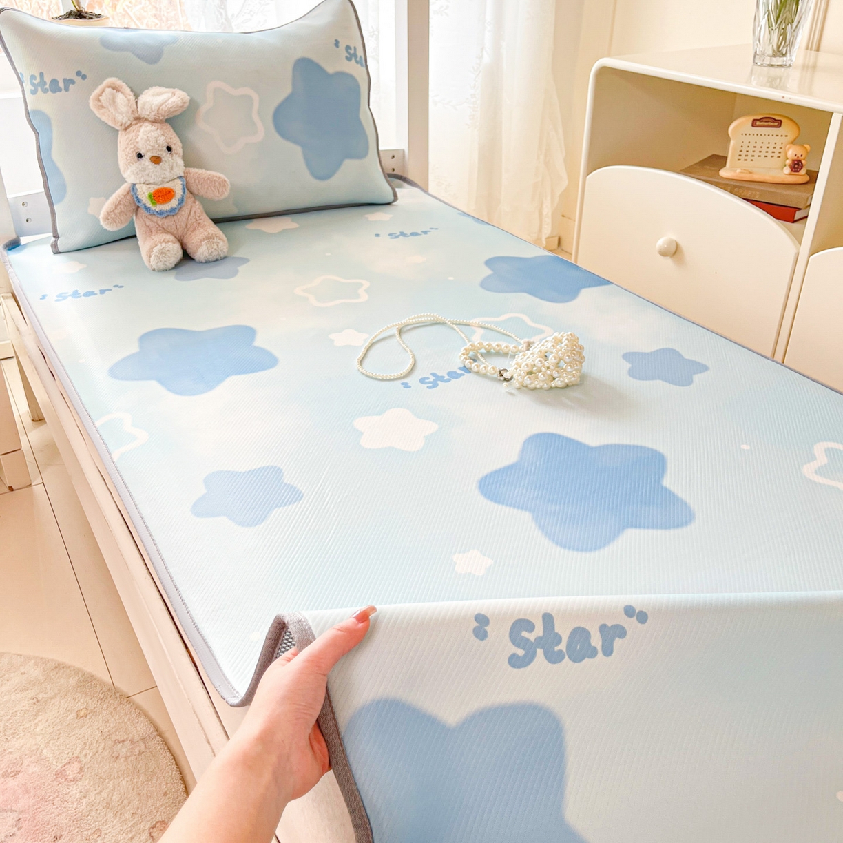 91家纺网 家纺一手货源 找家纺 川悦生活 2026新款凉感冰丝席小阪凉感冰丝数码印花席学生床 席快乐星晴