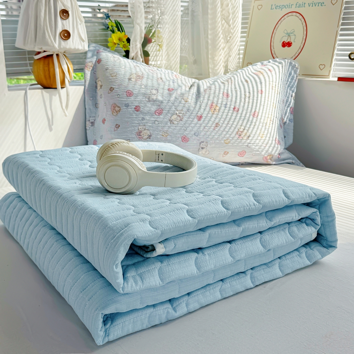 91家纺网 家纺一手货源 找家纺 麦朵家居 2026新款双层皱皱纱仿棉床盖款四件套水洗棉小清新三件套 泡芙猫咪-蓝