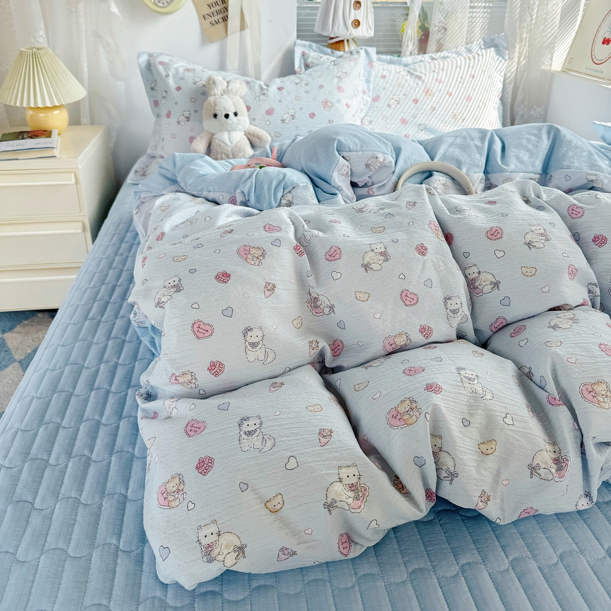 91家纺网 家纺一手货源 找家纺 麦朵家居 2026新款双层皱皱纱仿棉床盖款四件套水洗棉小清新三件套 泡芙猫咪-蓝