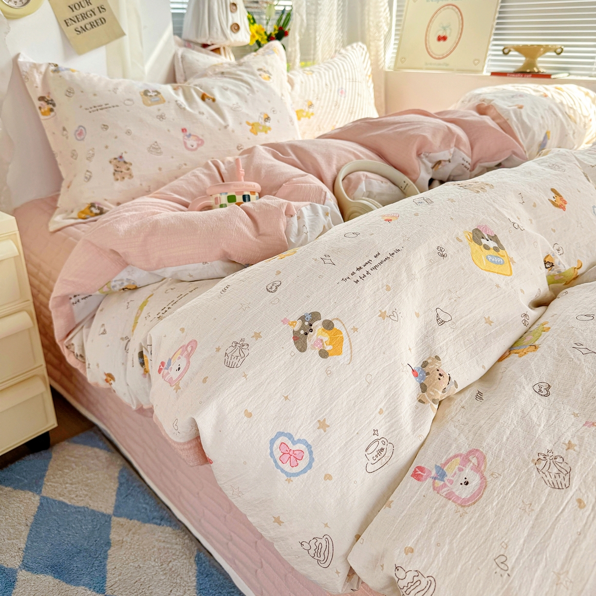 91家纺网 家纺一手货源 找家纺 麦朵家居 2026新款双层皱皱纱仿棉床盖款四件套水洗棉小清新三件套 萌宠乐园