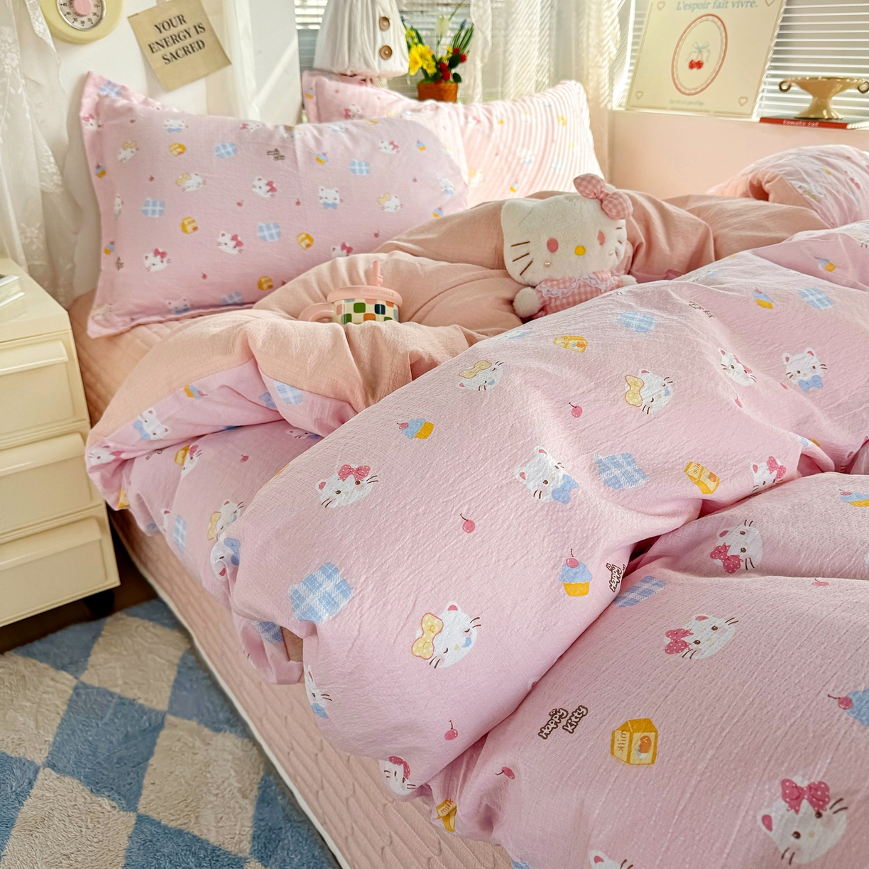 91家纺网 家纺一手货源 找家纺 麦朵家居 2026新款双层皱皱纱仿棉床盖款四件套水洗棉小清新三件套 蛋糕kt猫