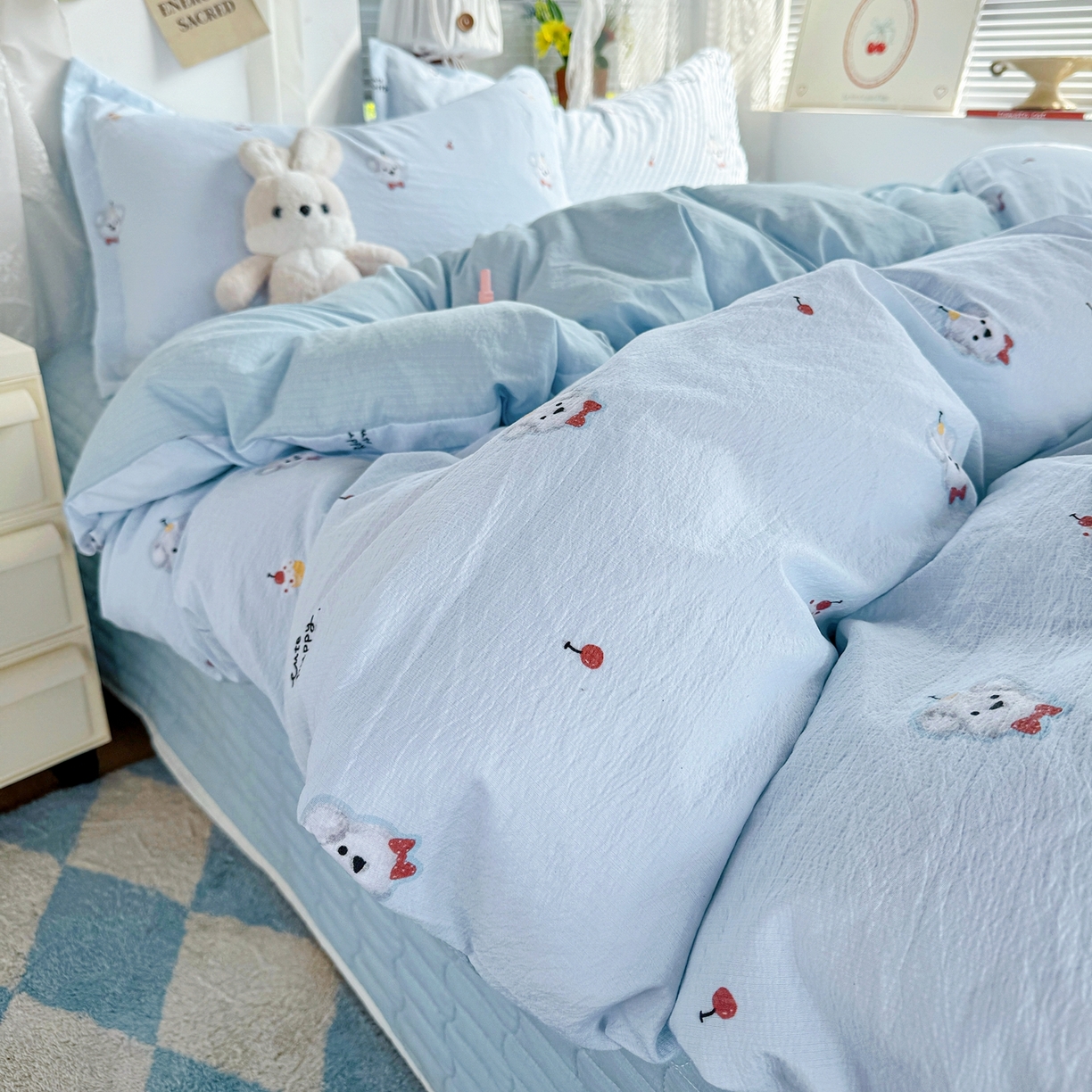 91家纺网 家纺一手货源 找家纺 麦朵家居 2026新款双层皱皱纱仿棉床盖款四件套水洗棉小清新三件套 樱桃小狗