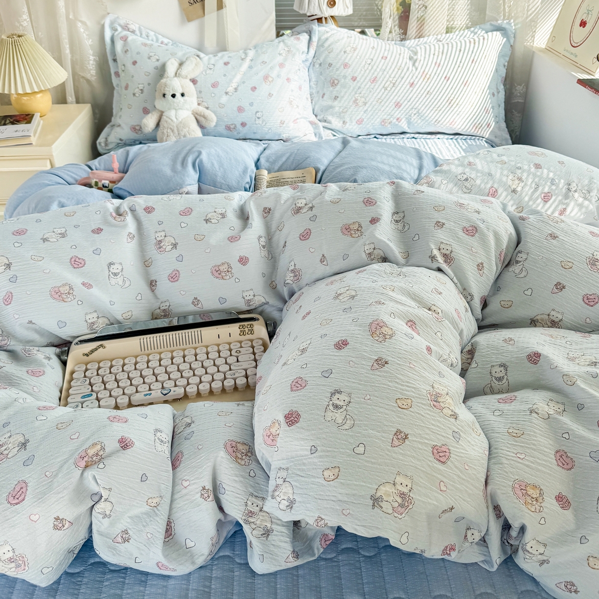 91家纺网 家纺一手货源 找家纺 麦朵家居 2026新款双层皱皱纱仿棉床盖款四件套水洗棉小清新三件套 泡芙猫咪-蓝