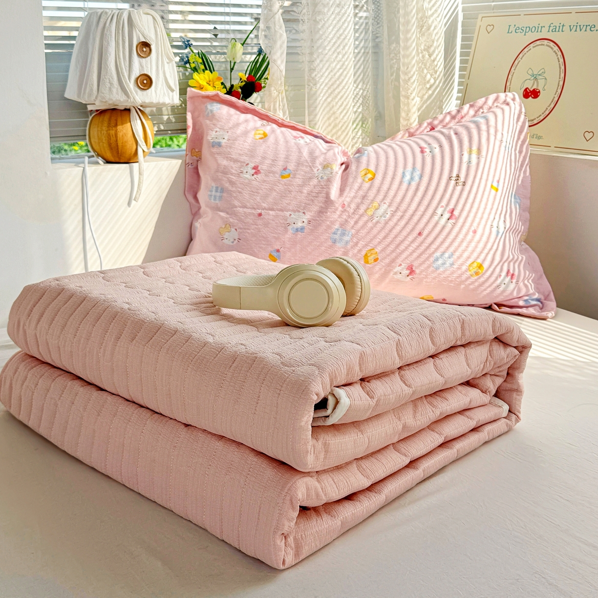 91家纺网 家纺一手货源 找家纺 麦朵家居 2026新款双层皱皱纱仿棉床盖款四件套水洗棉小清新三件套 蛋糕kt猫