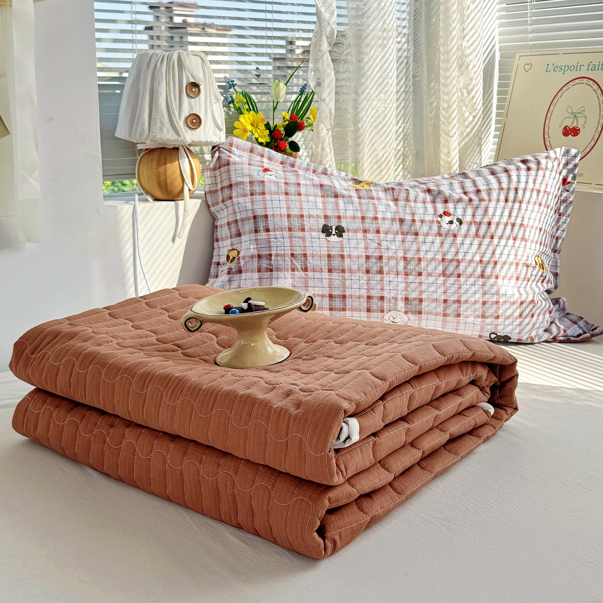 91家纺网 家纺一手货源 找家纺 麦朵家居 2026新款双层皱皱纱仿棉床盖款四件套水洗棉小清新三件套 线条小狗