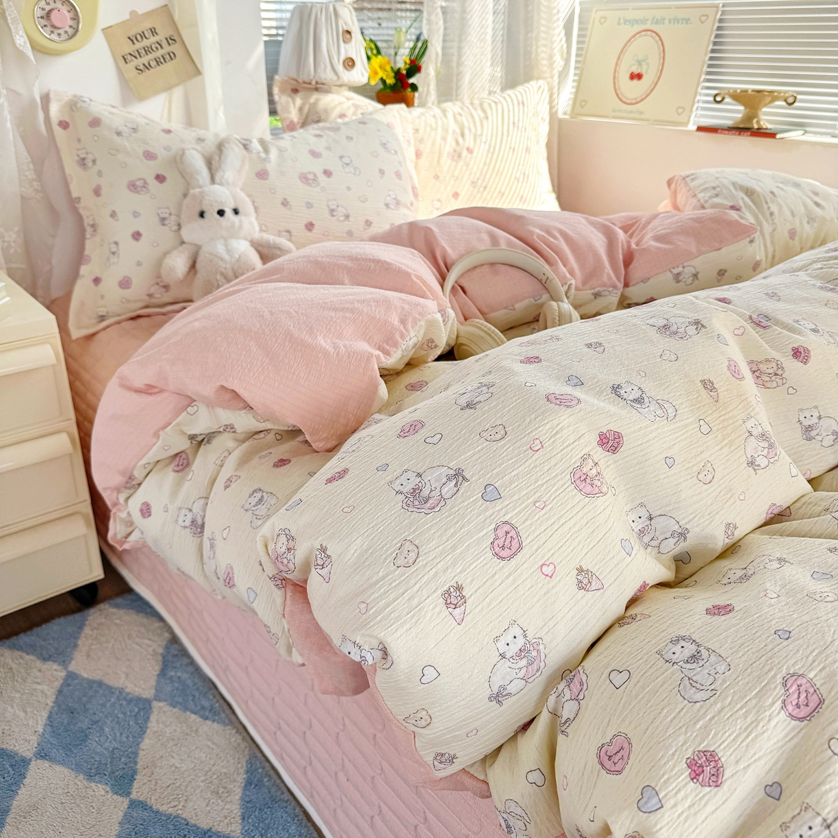 91家纺网 家纺一手货源 找家纺 麦朵家居 2026新款双层皱皱纱仿棉床盖款四件套水洗棉小清新三件套 泡芙猫咪-粉