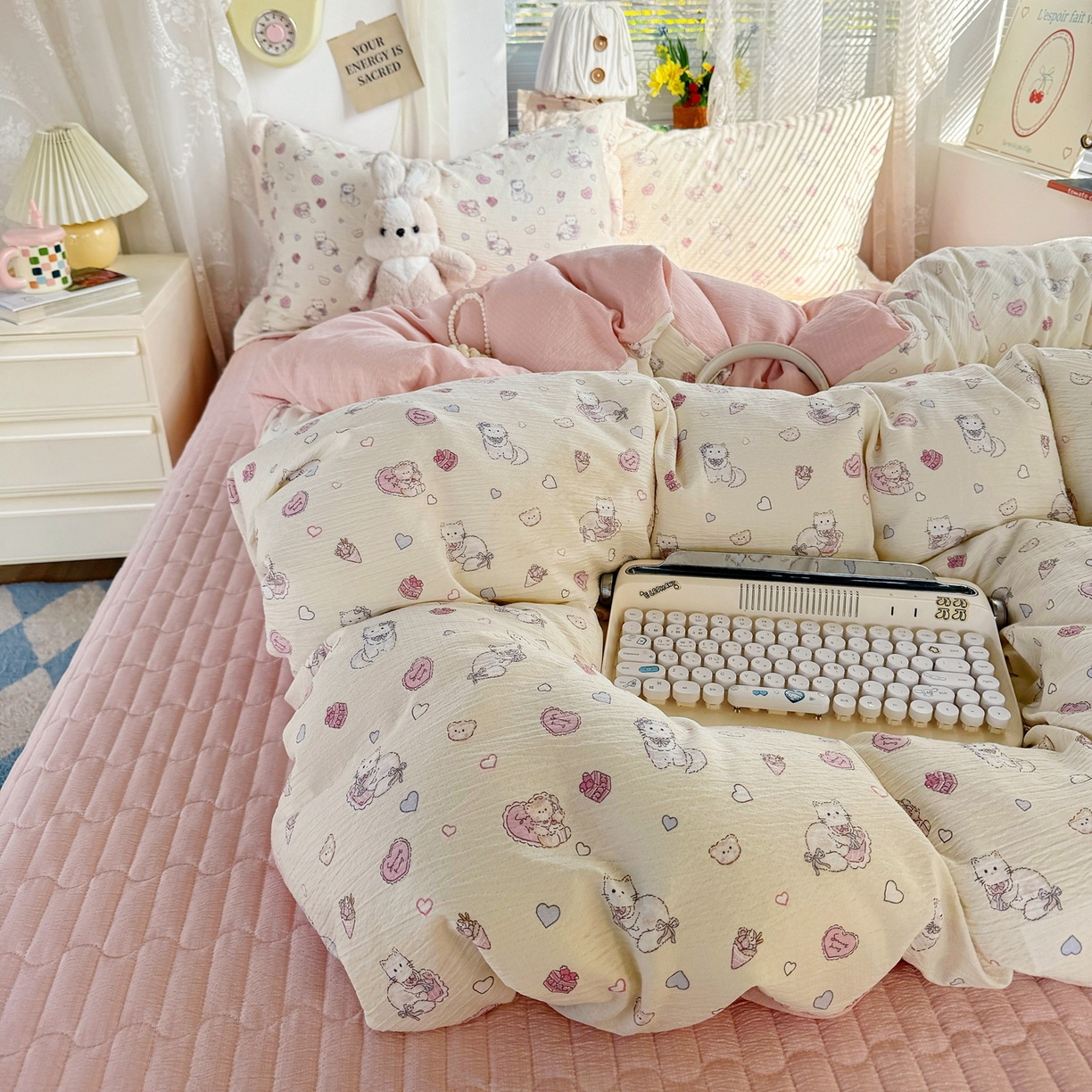 91家纺网 家纺一手货源 找家纺 麦朵家居 2026新款双层皱皱纱仿棉床盖款四件套水洗棉小清新三件套 泡芙猫咪-粉