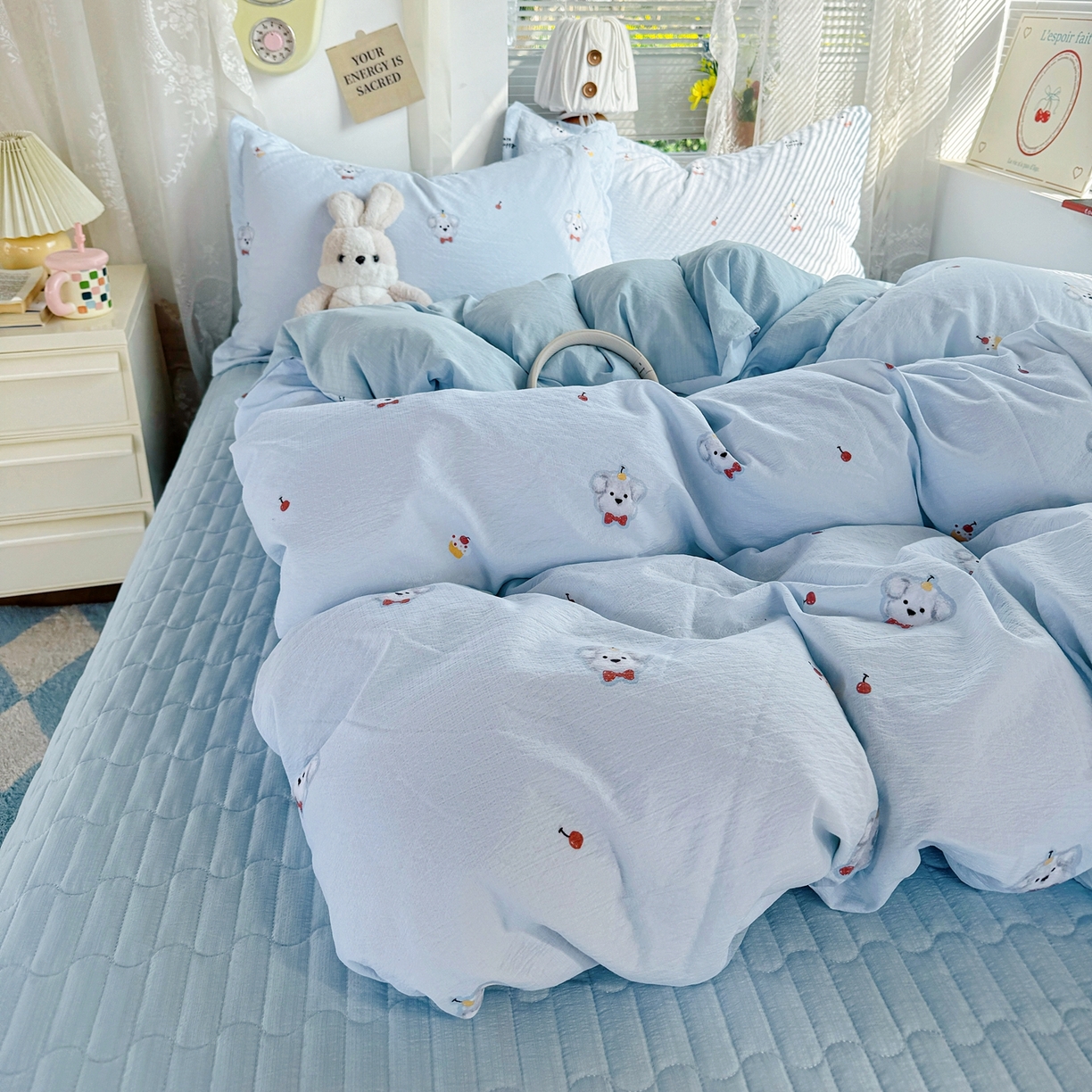 91家纺网 家纺一手货源 找家纺 麦朵家居 2026新款双层皱皱纱仿棉床盖款四件套水洗棉小清新三件套 樱桃小狗