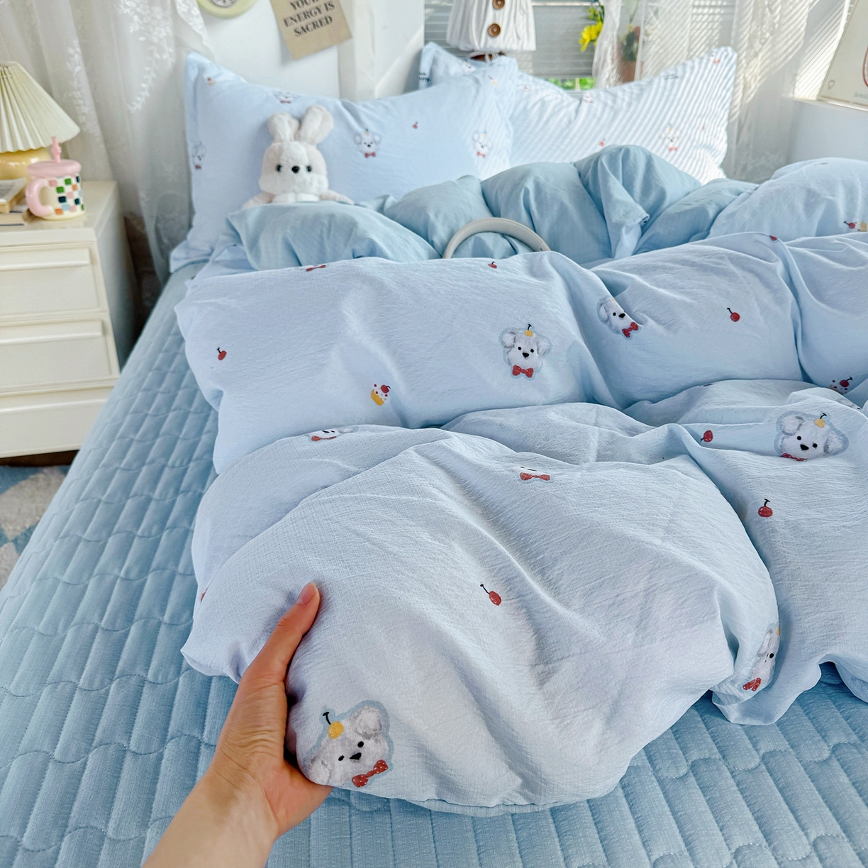 91家纺网 家纺一手货源 找家纺 麦朵家居 2026新款双层皱皱纱仿棉床盖款四件套水洗棉小清新三件套 樱桃小狗