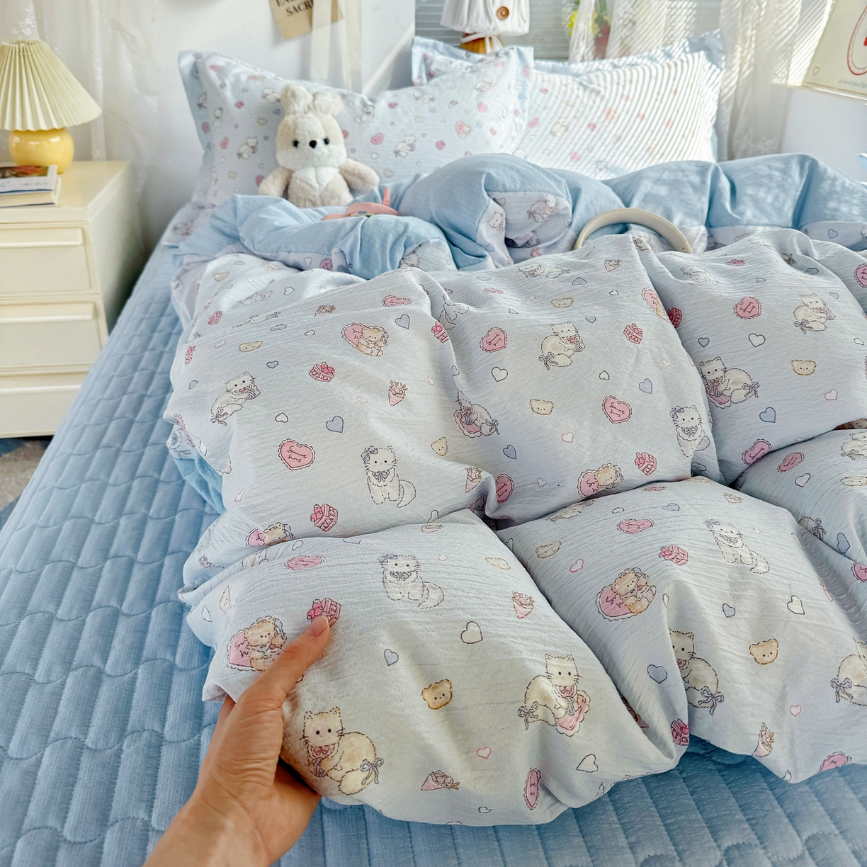 91家纺网 家纺一手货源 找家纺 麦朵家居 2026新款双层皱皱纱仿棉床盖款四件套水洗棉小清新三件套 泡芙猫咪-蓝
