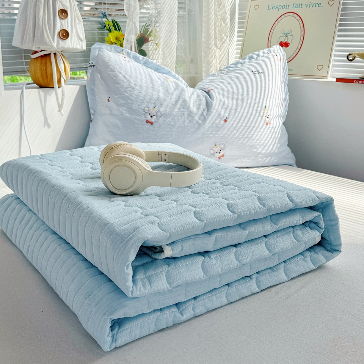 91家纺网 家纺一手货源 找家纺 麦朵家居 2026新款双层皱皱纱仿棉床盖款四件套水洗棉小清新三件套 樱桃小狗