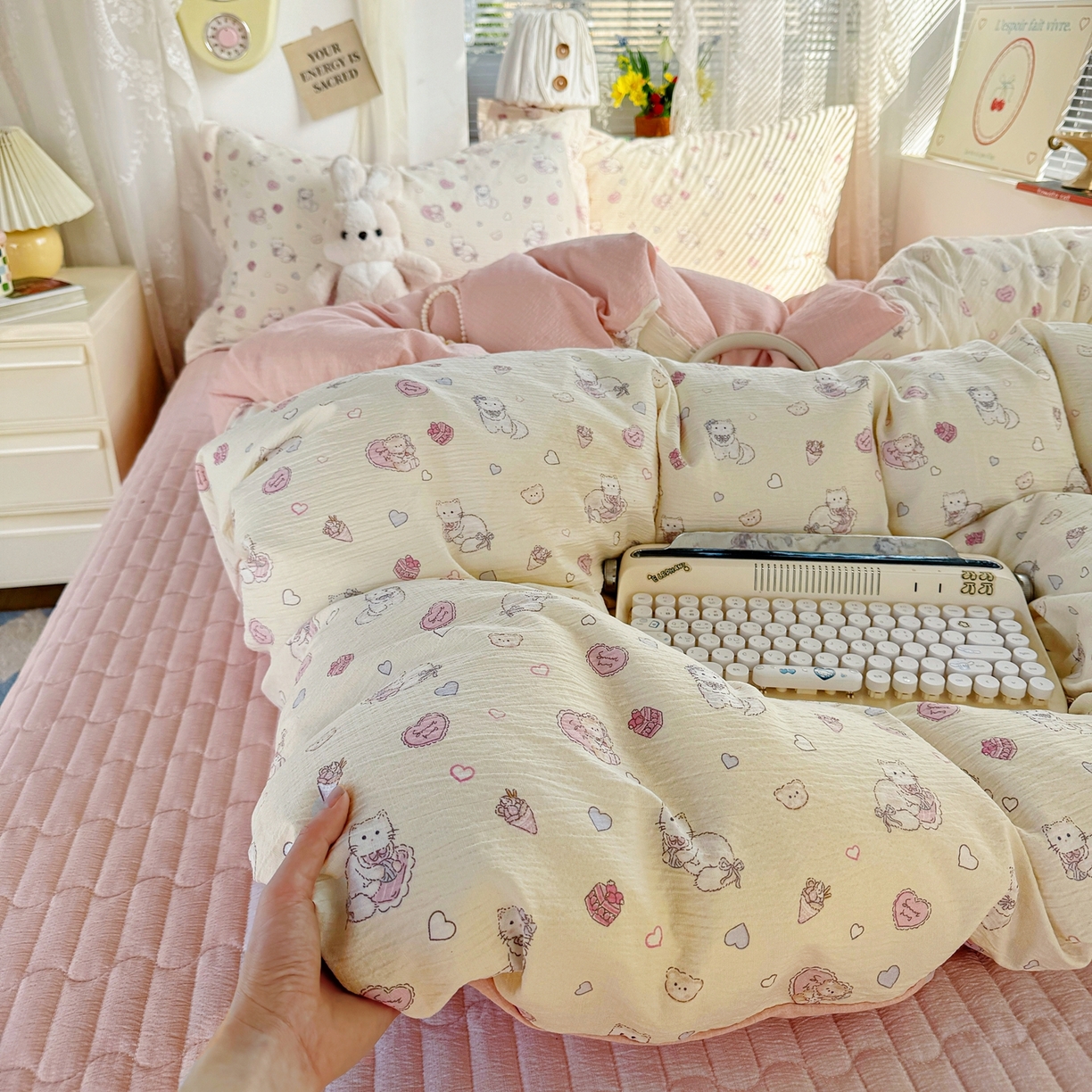 91家纺网 家纺一手货源 找家纺 麦朵家居 2026新款双层皱皱纱仿棉床盖款四件套水洗棉小清新三件套 泡芙猫咪-粉