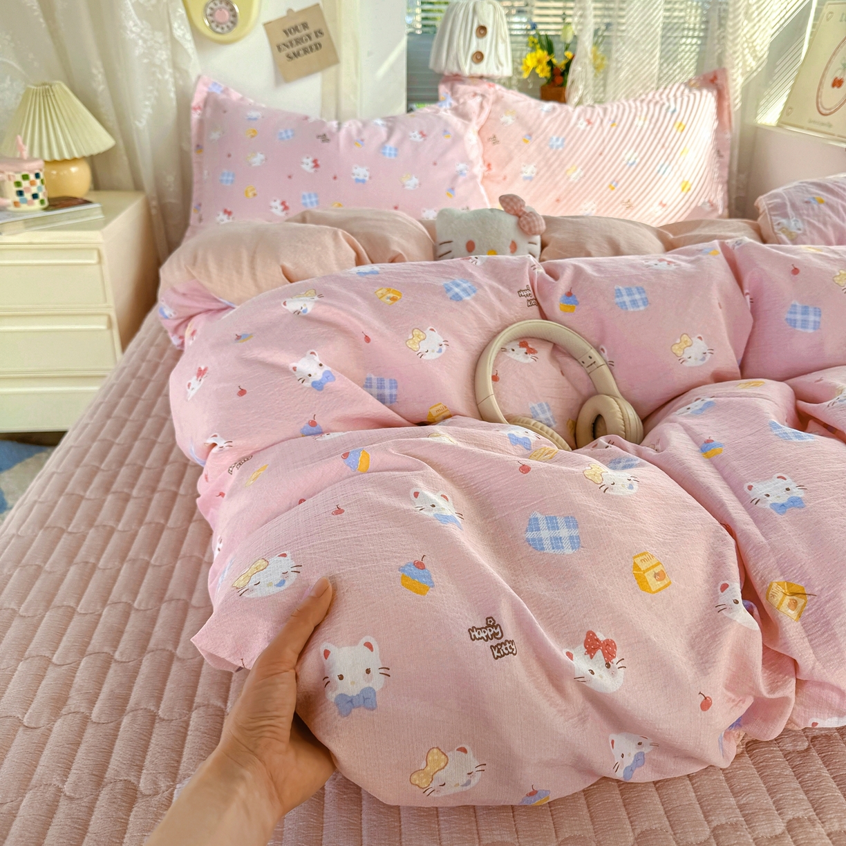 91家纺网 家纺一手货源 找家纺 麦朵家居 2026新款双层皱皱纱仿棉床盖款四件套水洗棉小清新三件套 蛋糕kt猫