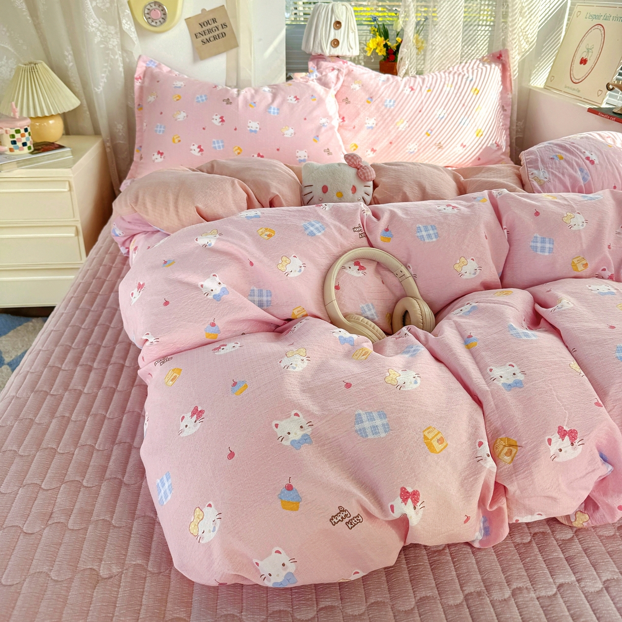 91家纺网 家纺一手货源 找家纺 麦朵家居 2026新款双层皱皱纱仿棉床盖款四件套水洗棉小清新三件套 蛋糕kt猫