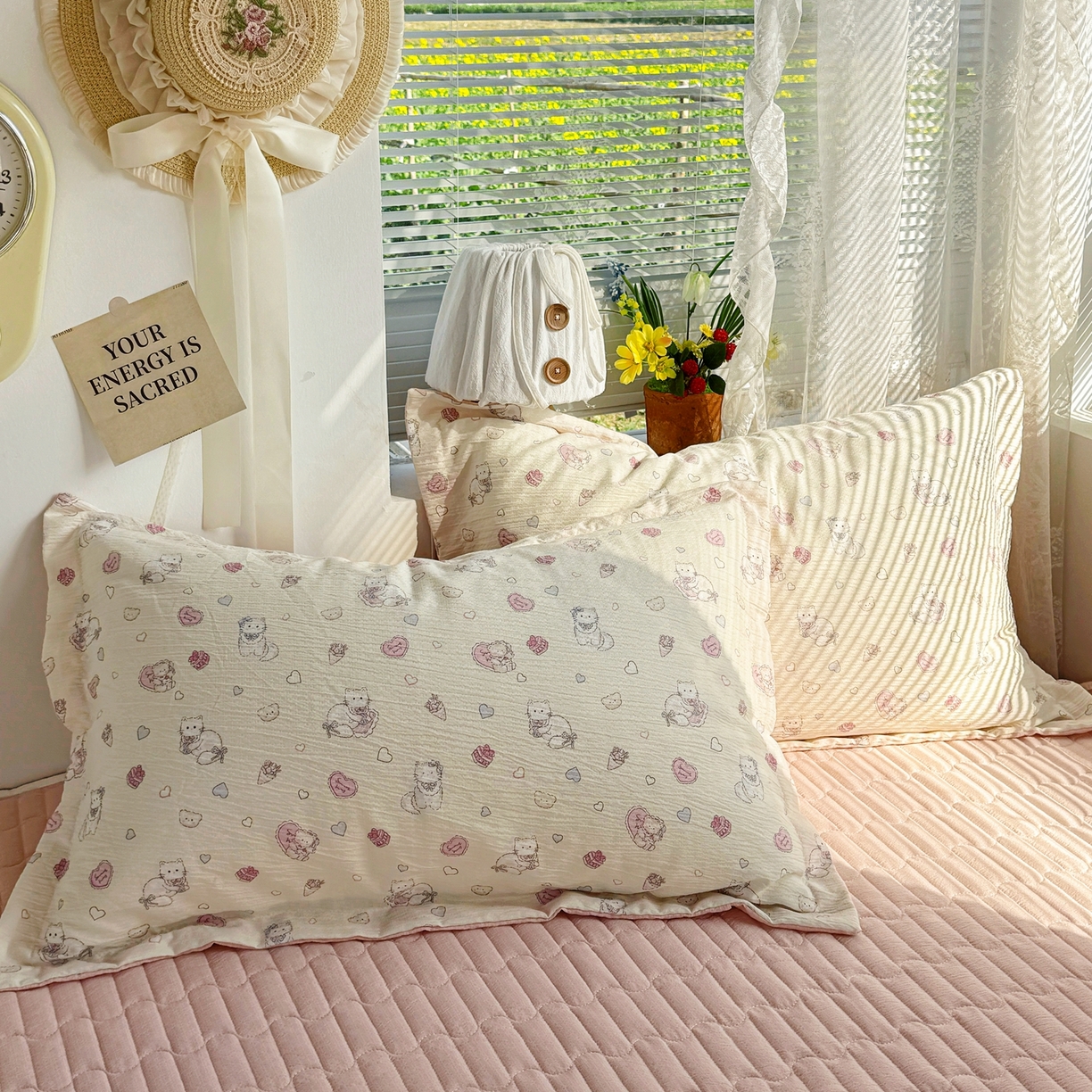 91家纺网 家纺一手货源 找家纺 麦朵家居 2026新款双层皱皱纱仿棉床盖款四件套水洗棉小清新三件套 泡芙猫咪-粉